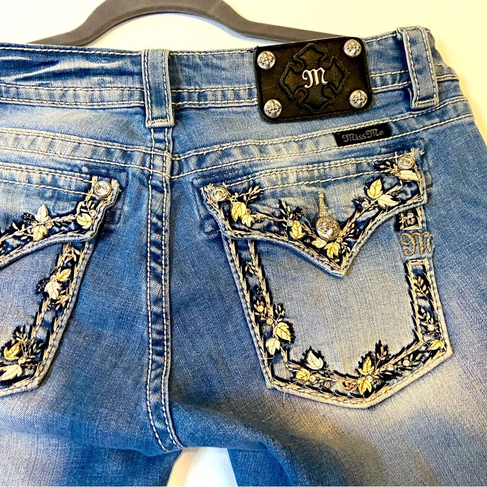 Miss me, raw hem Capri jeans size 29